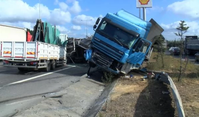 Çekmeköy’de TIR ile kamyonet çarpıştı: 2 yaralı 