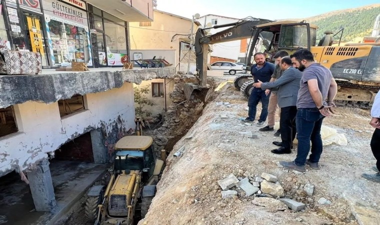 Çelikhanda ağır hasarlı binaların yıkımı devam ediyor