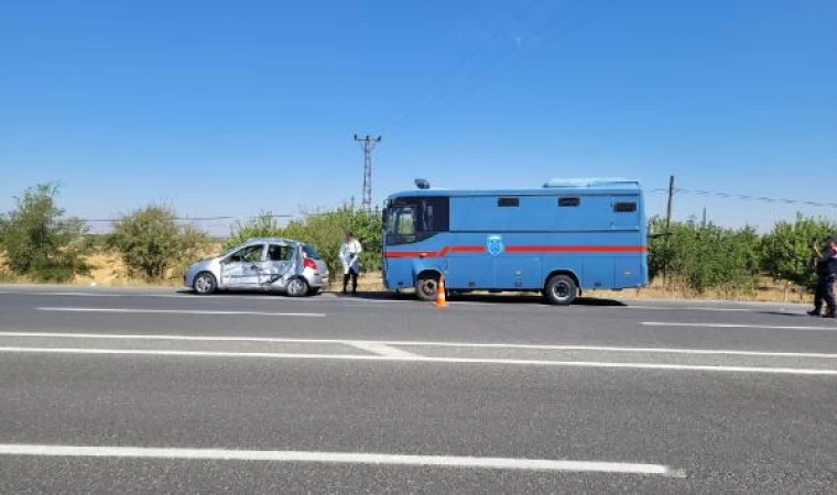 Cezaevi nakil aracıyla çarpışan otomobilin sürücüsü öldü, 4 yaralı