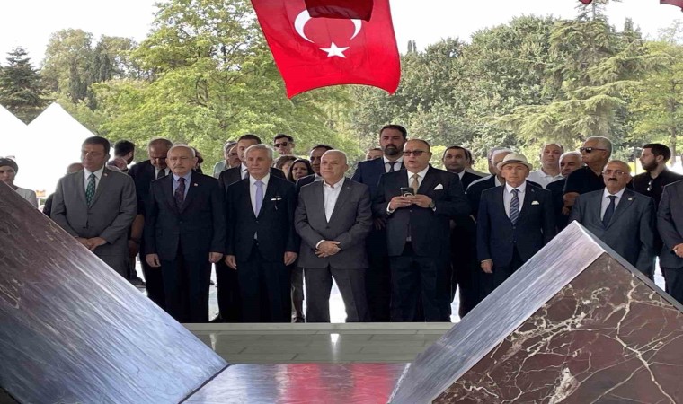 CHP Genel Başkanı Kılıçdaroğlu, Özal ve Menderesin anıt mezarlarını ziyaret etti