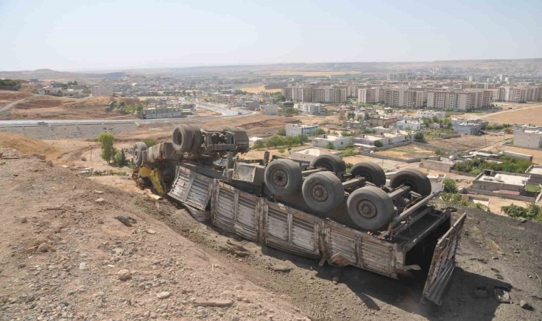 Cizrede freni boşalan tır şarampole devrildi: 1 yaralı