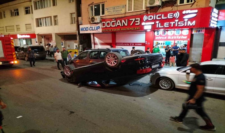 Cizrede otomobil ile kamyonet kafa kafaya çarpıştı: 5 yaralı