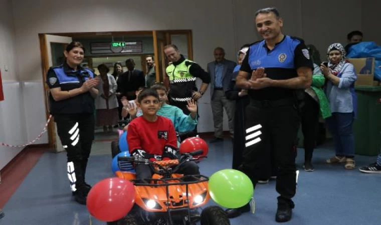 Çocuklar sünnete akülü araba ve polis eşliğinde gitti