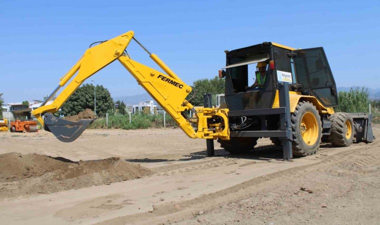 Çocukluk hayali olan kepçe operatörlüğünü gerçeğe dönüştürdü