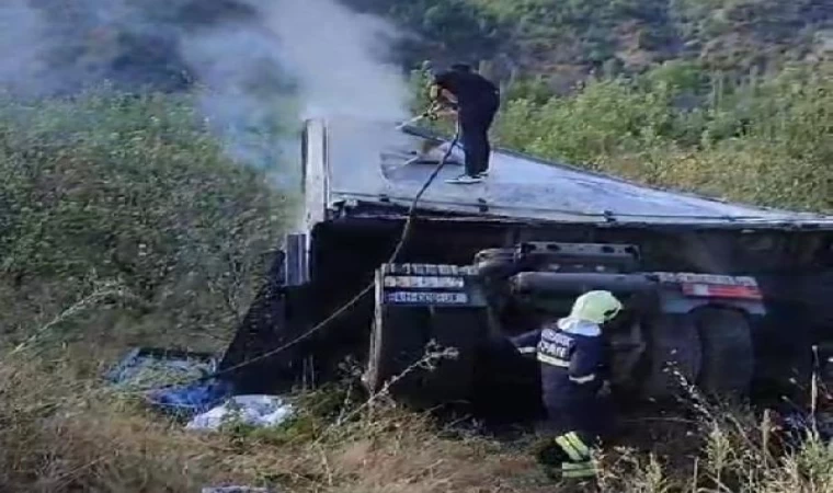 Çorum’da devrilen TIR’da yangın çıktı; 2 yaralı