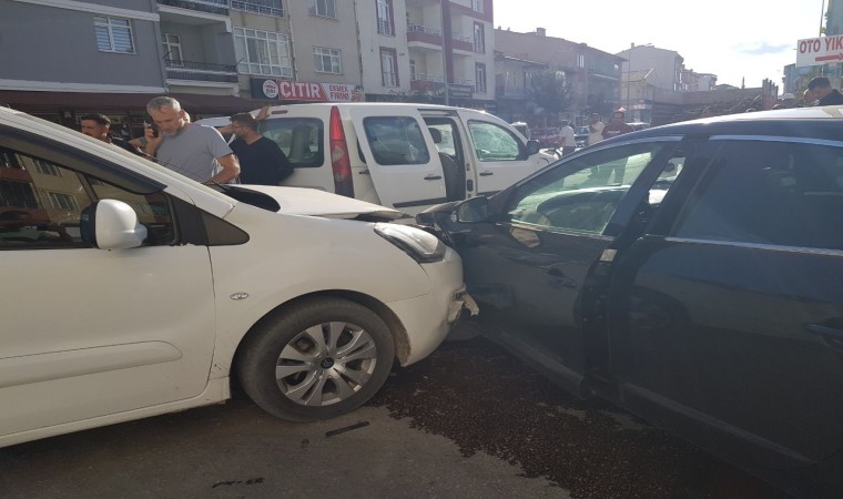 Çorumda zincirleme trafik kazası: 2si çocuk 4 yaralı