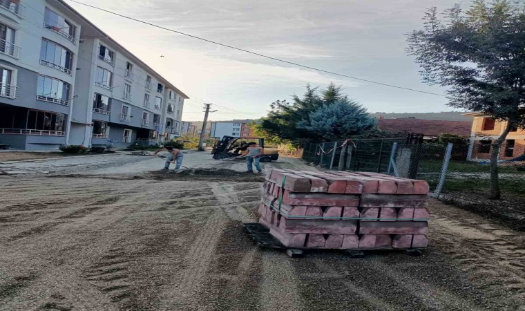 Cumayerinde alt yapıları tamamlanan yollar yapılıyor