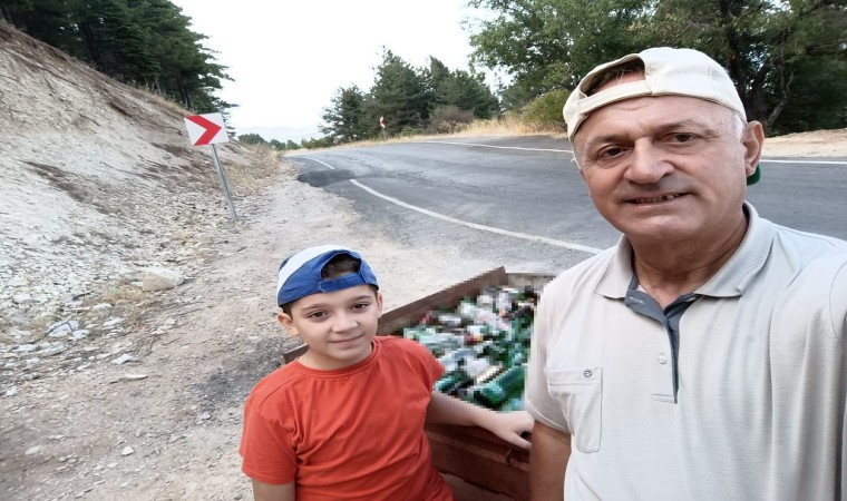 Dağ yolu ve etrafına atılan alkol şişelerini topladılar