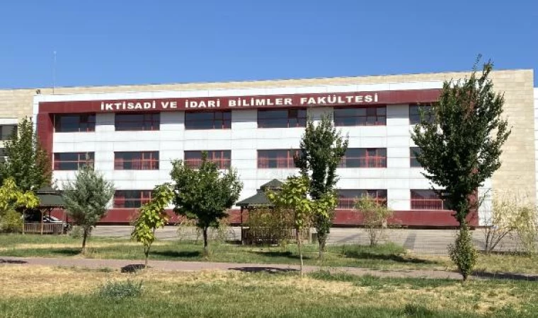 Dekan yardımcısı, eski kız öğrencisinin bıçaklı saldırısında yaralandı