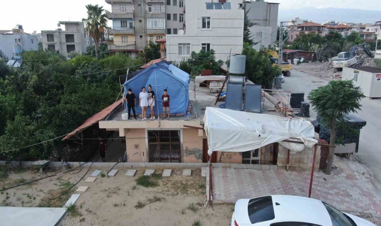 Depremzede öğrenciler ders çalışmak için evin damına çadır kurdu