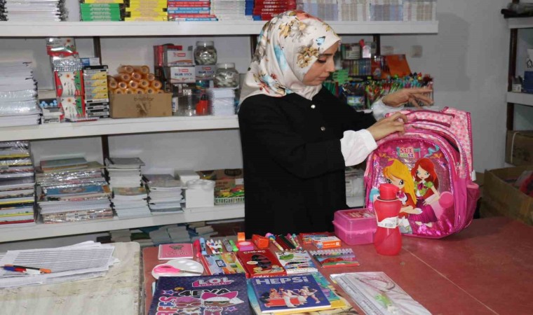 Depremzede öğrencilere kırtasiye yardımı