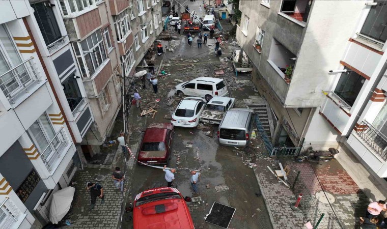 Derenin taşmasıyla su basan sokak havadan görüntülendi