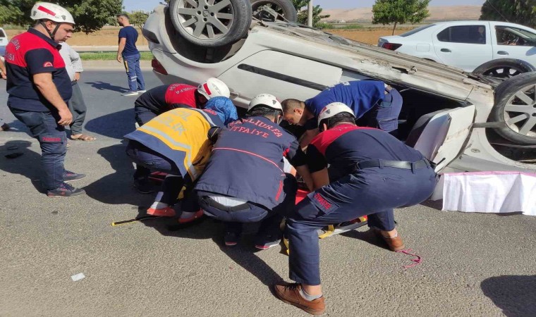 Devrilen otomobilin sürücüsü yaralandı