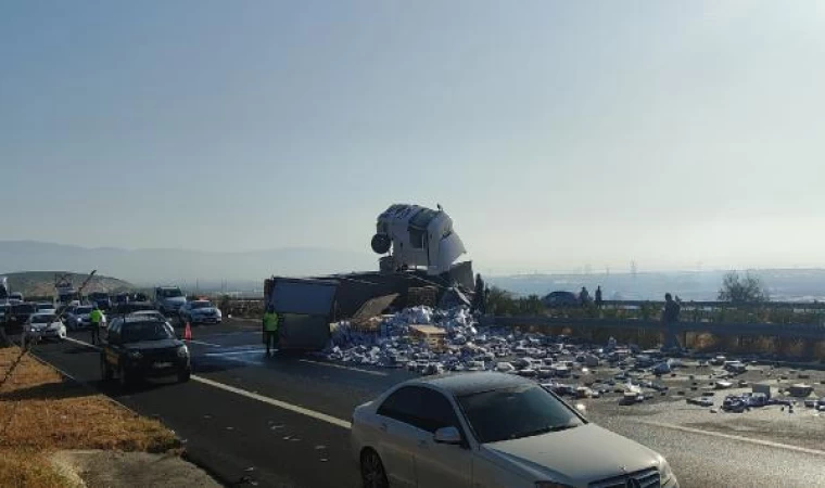 Devrilen TIR’daki 25 ton enerji içeceği yola saçıldı