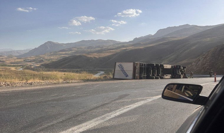 Devrilen tırdan sürücüsü yara almadan kurtuldu