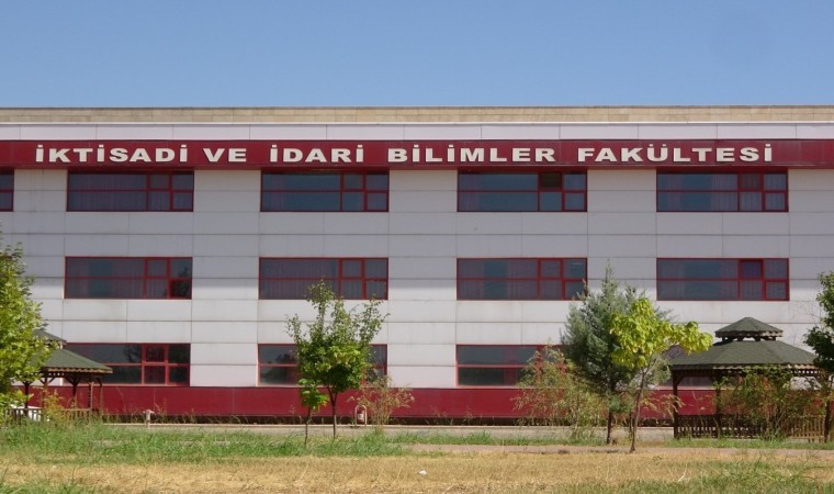 Dicle Üniversitesinde eski kız öğrenci dekan yardımcısını bıçakladı