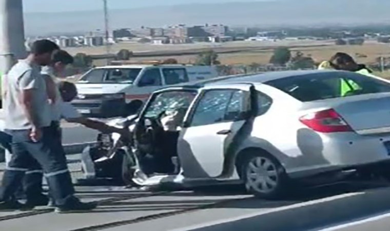 Direksiyon hakimiyetini kaybeden sürücü tramvay yolundaki direğe çarptı