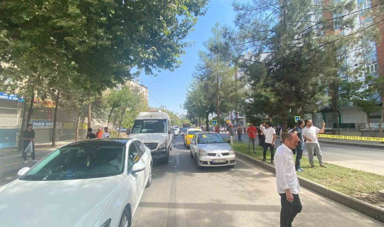 Diyarbakırda çöken binadan oluşan toz bulutu araç trafiği oluşturdu