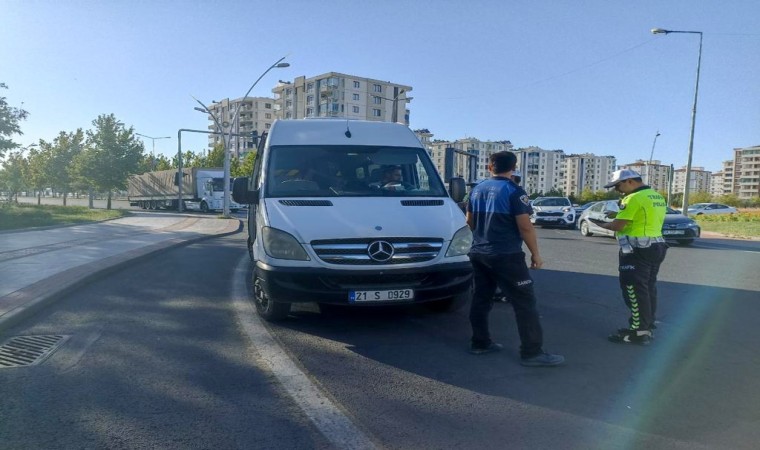 Diyarbakırda okul servislerine yapılan denetimde 54 araca cezai işlem uygulandı