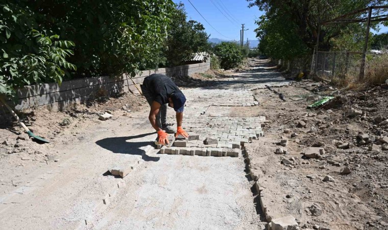 Doğalgaz nedeniyle bozulan yollarda kilit parke taşı tamirat çalışması yapılıyor