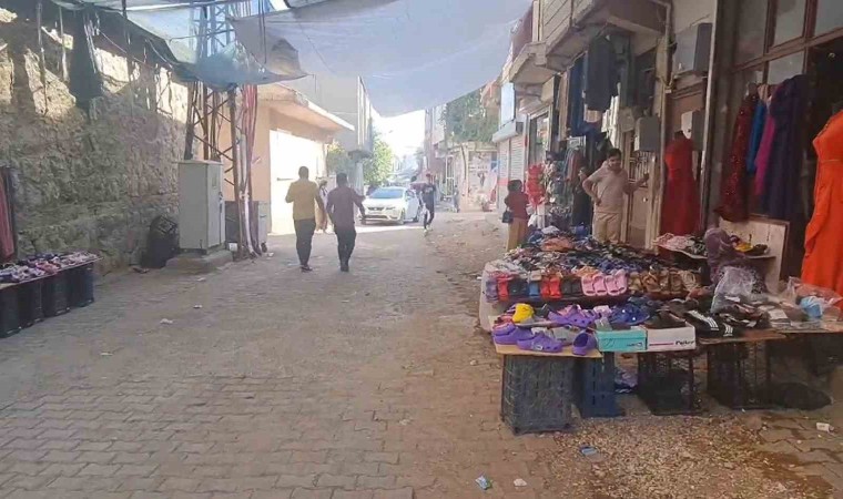 Dükkanlarının önünde oynayan 3 yaşındaki çocuk otomobilin altında kalarak can verdi