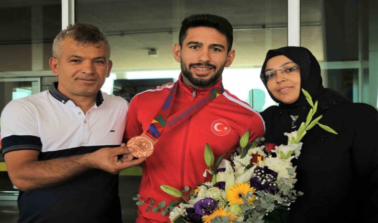 Dünya üçüncüsü olan Torku Şeker Sporlu Alihan Bayraktar yurda döndü