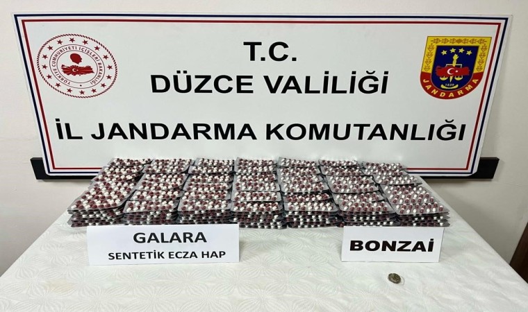 Düzcede bir araçtan 4 bin 102 adet uyuşturucu hap çıktı