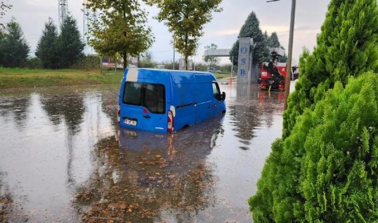 Düzce’de, sağanak sebebiyle oluşan su birikintisinde mahsur kalan minibüstekiler kurtarıldı