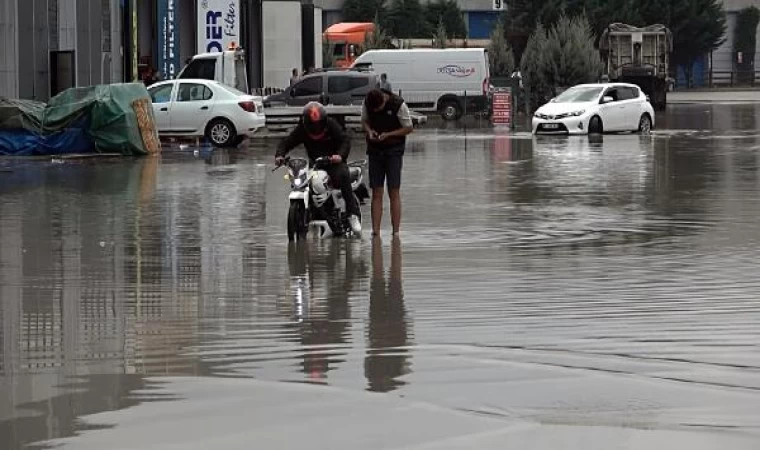 Düzce’de sağanak; yollar suyla doldu