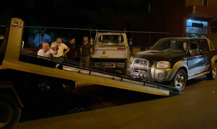 Edirnede alkollü sürücü park halindeki araçlara çarptı