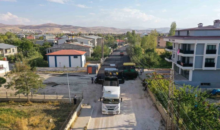 Edremitte asfalt çalışmalarını sürdürüyor