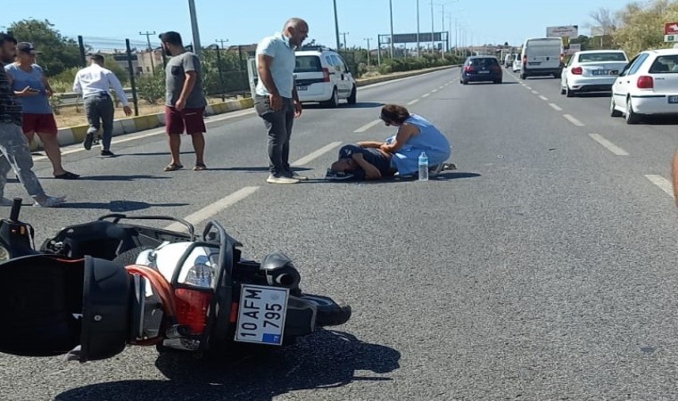 Edremitte motosiklet kazasında sürücünün yardımına çevredekiler koştu