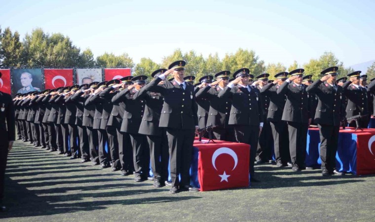 Eğitimleri başarıyla tamamlayan astsubay adayları yemin etti