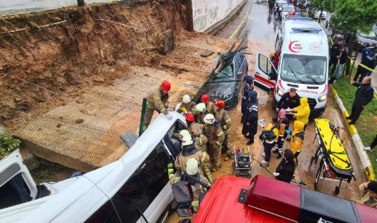 Ek fotoğraflar // Pendik’te istinat duvarı araçların üzerine çöktü