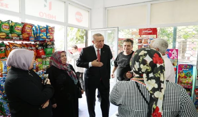 (ek fotoğraflar) Cumhurbaşkanı Erdoğan çocuklara oyuncak dağıtıp çevredekilerle sohbet etti