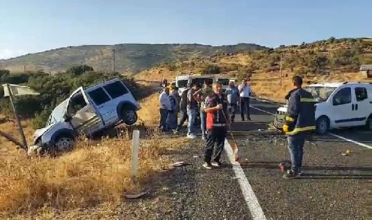 Elazığ’da hafif ticari araçlar kafa kafaya çarpıştı: 9 yaralı