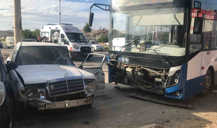 Elazığda otobüs 2 otomobile çarptı: 5 yaralı