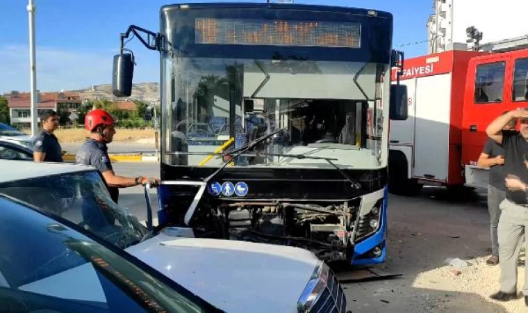 Elazığ’da şehir içi yolcu otobüsü 2 otomobile çarptı: 5 yaralı