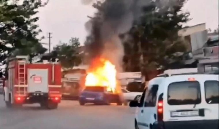 Elazığ’da seyir halindeki otomobil yandı