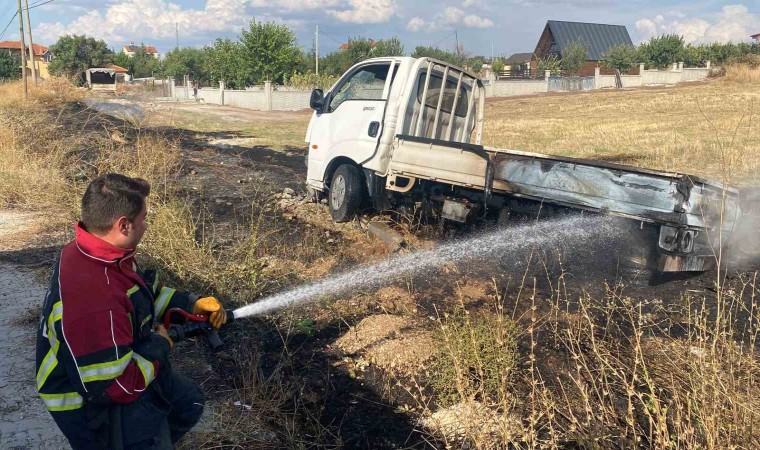 Elektrik direğine çarpan araç alev alev yandı