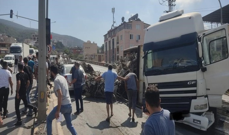 Enkazdan çıkan demirleri taşıyan tır devrildi, 4 araç zarar gördü