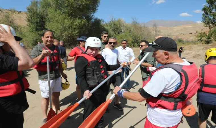 Erzincan Valisi Aydoğdu, Karasu’da rafting yaptı