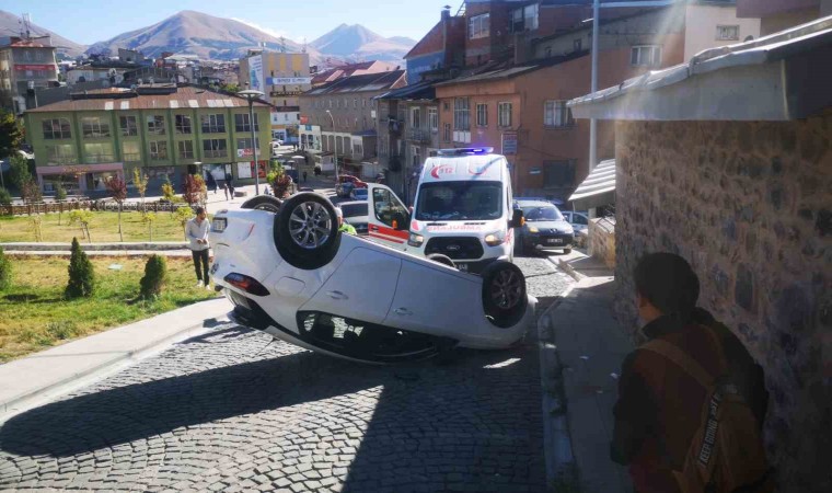 Erzurumda trafik kazası: Araç takla attı