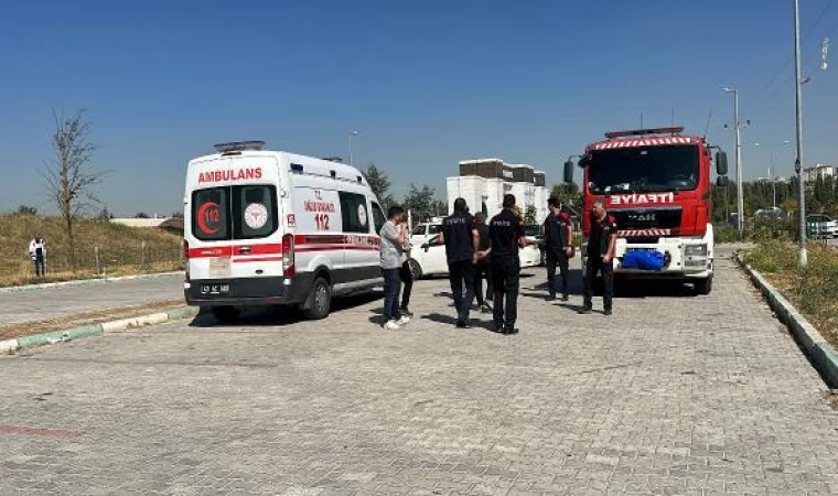 Eşiyle tartışıp kendini otomobiline kilitledi; 1 saatte ikna edildi