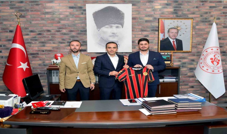 Eskişehirspor yöneticileri Eskişehir Gençlik ve Spor Müdürü Osman Ercanı ziyaret etti