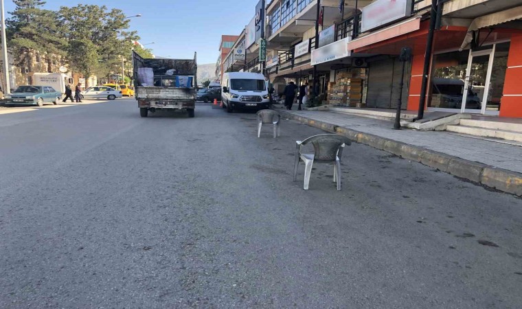 Esnafın duba ve sandalyeli yol kapatmasına tepki