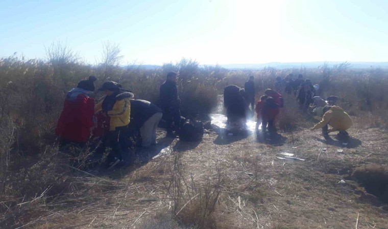 Ezinede jandarma iki kamyonet içinde 92 kaçak göçmen ile 1 organizatör yakalandı