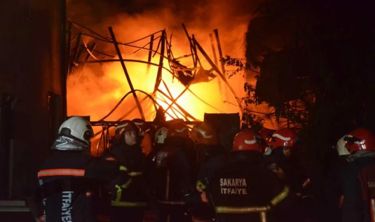 Fabrikada çıkan yangın, bir eve, oto lastik dükkanı ve camiye sıçradı