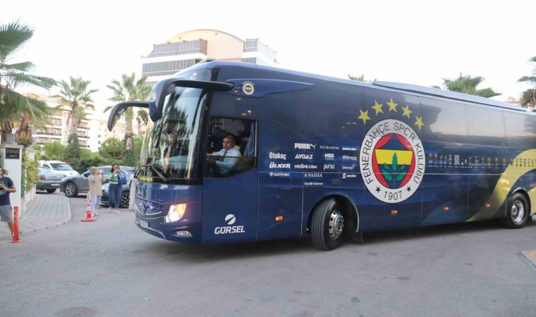 Fenerbahçe, Alanyada meşale ve çiçeklerle karşılandı