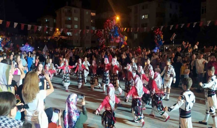 Festivalin gözdesi Yıldızlar folklor ekibi oldu